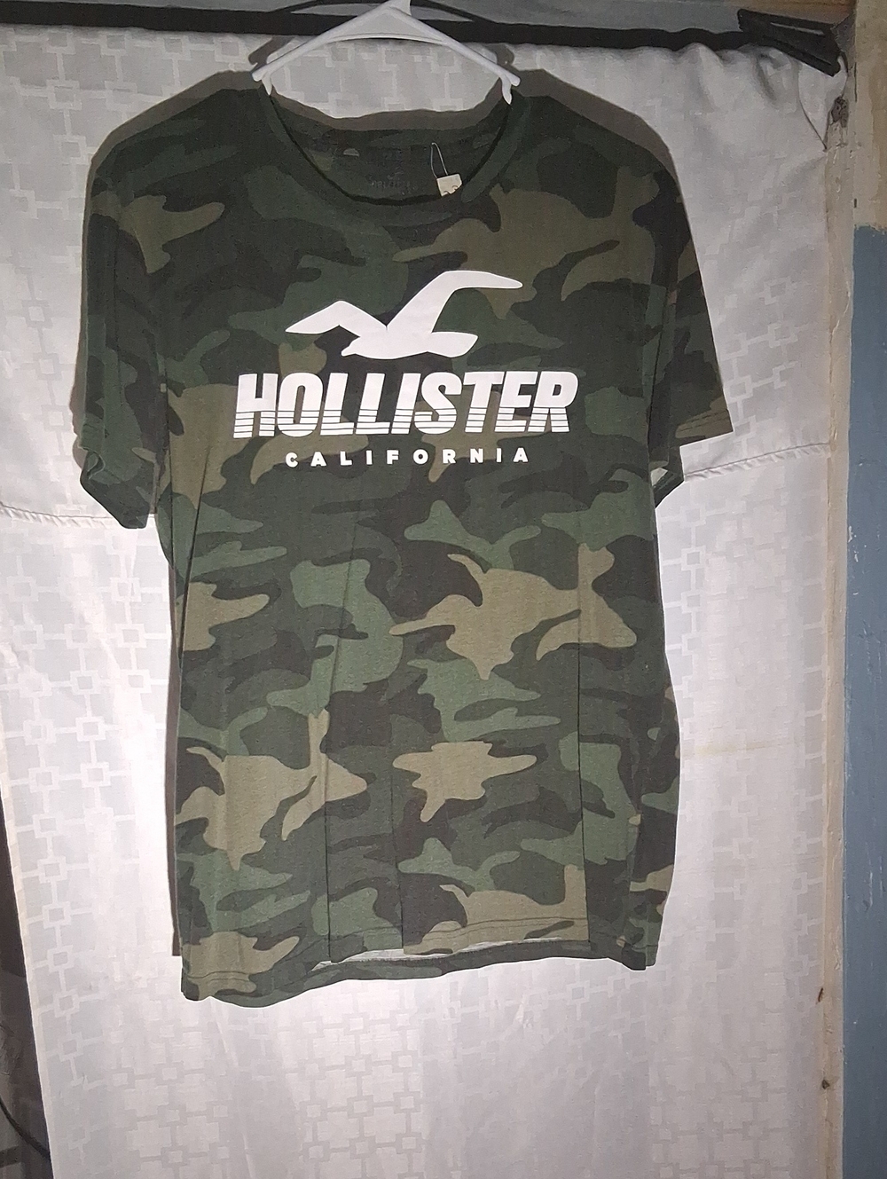 Hollister California curb jungle camo logo, graphic tea.